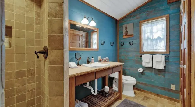 Коттедж The Willows Retreat - Sleeps 17, Hot-tubs, Close to Main Street!