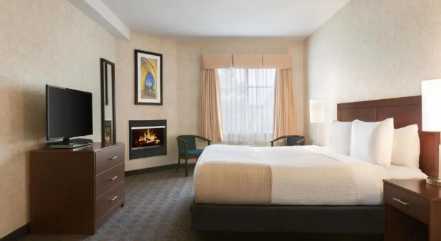 Двухместный люкс Deluxe Days Inn by Wyndham Ottawa Airport
