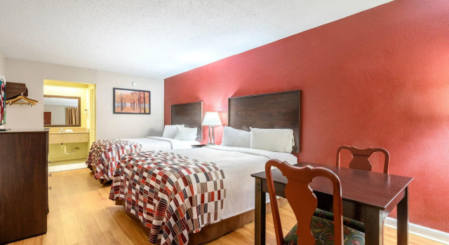 Четырёхместный номер Deluxe Red Roof Inn Sylacauga