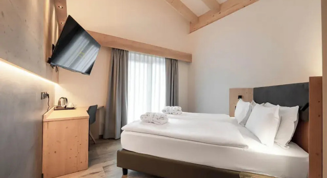 Двухместный номер Standard с балконом Spires Hotel