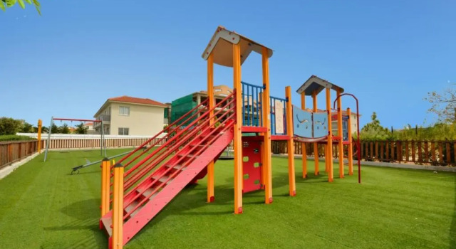 Апартаменты Mythicals Ground floor with garden 2 bed apartment