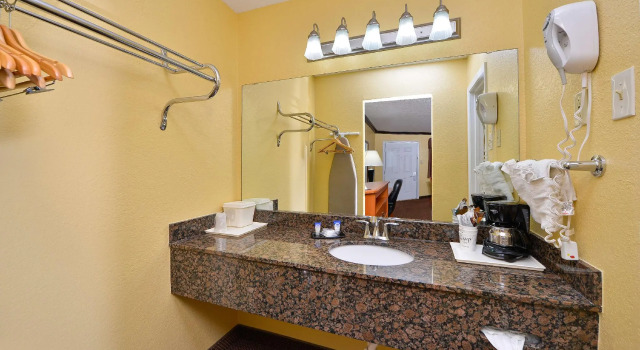 Четырёхместный номер Standard Xecutive Inn and Suites