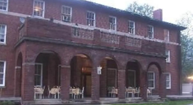 Elkhorn Inn & Theatre, Boek Hotel Mullens West Virginia