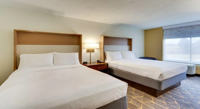 Четырёхместный номер Standard Holiday Inn Staunton Conference Center by IHG