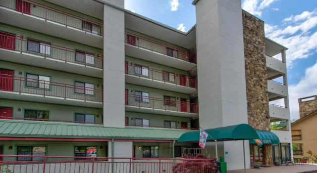 Our Mountain Home, 2 Bedrooms, Walk Downtown, Pool Access, WiFi, Sleeps 4, Забронировать Отель Отели Гатлинберг с парковкой, рядом с Amazing Mirror Maze, Парковка