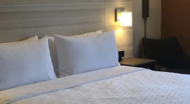 Двухместный люкс с балконом Holiday Inn Express Fort Bragg by IHG