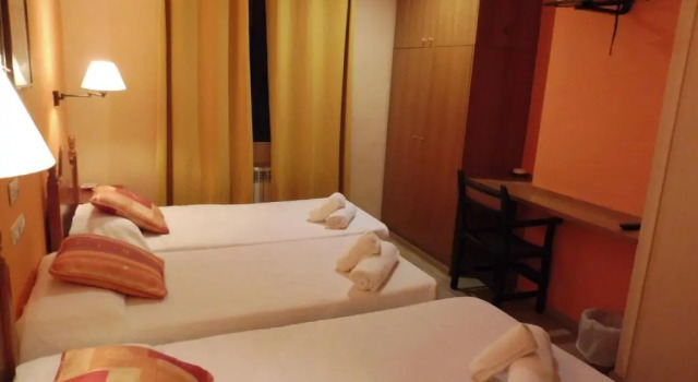Четырёхместный номер Standard с видом на горы Hostal Cal Batista