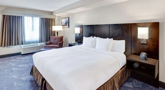 DoubleTree by Hilton Wichita Airport, Buchen Sie Hotel Wichita Kansas