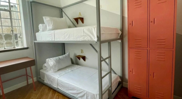 Bed in slaapzaal uitgang op de binnenplaats Marietta - House of Social Travellers