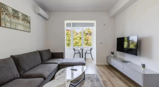 Central Tirana 1BR Apartment Near Main Square, Rezervați Apartament Tirana 