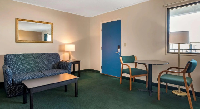Четырёхместный номер Standard Rodeway Inn & Suites Rehoboth Beach