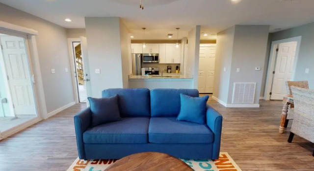 AH-J137 Newly Remodeled First Floor Condo, Shared Pool & Hot Tub