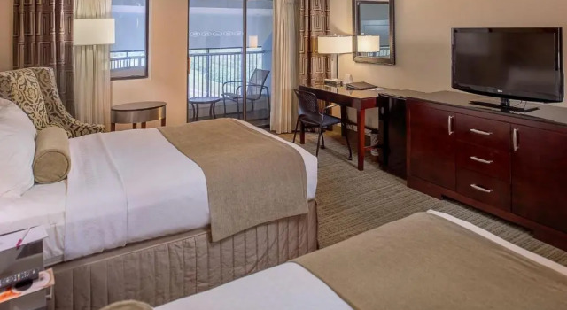 Четырёхместный номер Standard с балконом Crowne Plaza Hotel St. Louis Airport by IHG