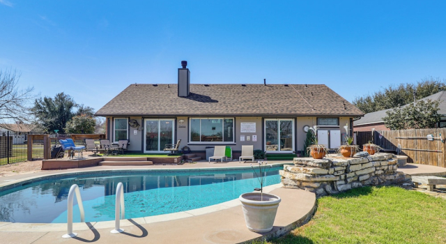 Коттедж Hot Tub, Pool, & Fire Pit: Gorgeous Hutto Home