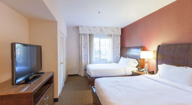 Четырёхместный номер Standard с красивым видом из окна Hilton Garden Inn Palm Springs/Rancho Mirage