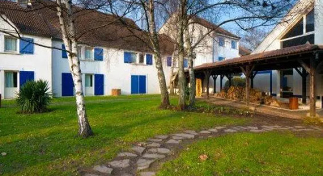 Четырёхместный номер Standard Greet Hôtel Villeneuve la Garenne