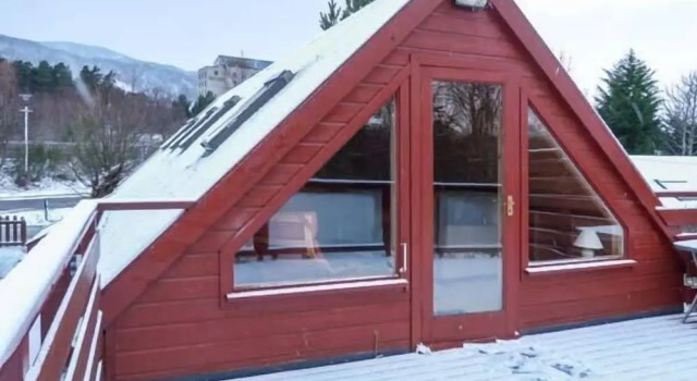 Коттедж с балконом Strathavon Chalet