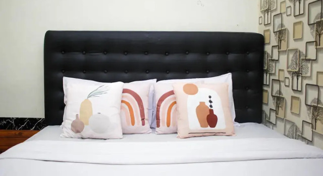 Santana Guest House by OYO Rooms, Book Pension Hoteller i Kartasura med parkering, Parkering
