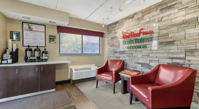 HomeTowne Studios by Red Roof Buffalo - Niagara Airport