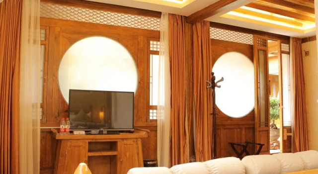 Lijiang Happyland Inn, Забронировать Отель Лицзян Юньнань, рядом с Улица Сквер-стрит Древнего города Даянь