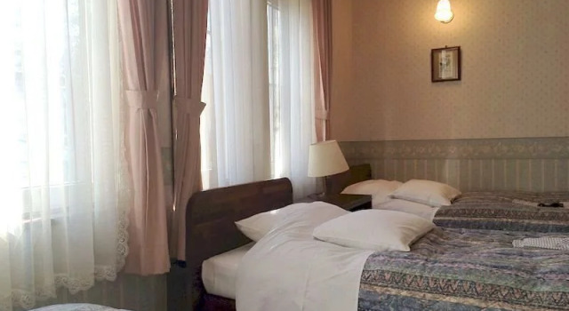 Auberge Bistrot Figaro, Book Hostel / Vandrerhjem Hostels i Koshinetsu, Hostel / Vandrerhjem