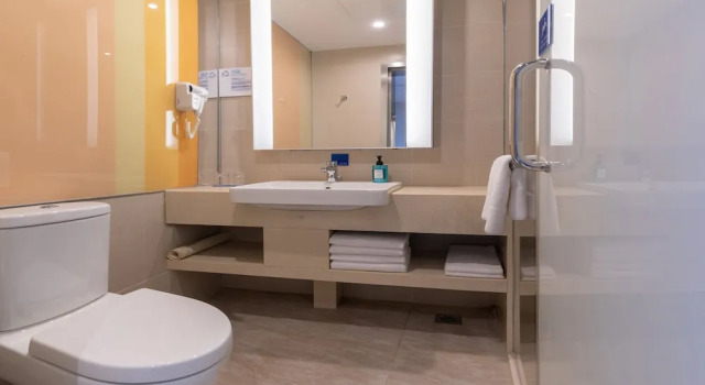 Двухместный номер Standard Extra Floor Space Отель Holiday Inn Express SHANGHAI ZHENPING by IHG