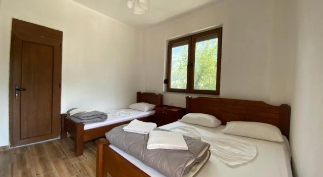 Lazer Çardaku Guest House, Book Guesthouse Valbonë 