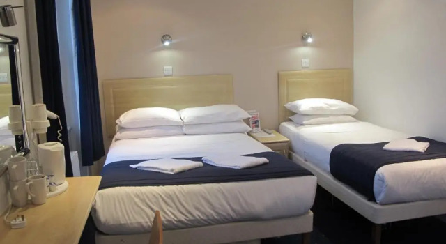 Трёхместный номер Alhambra Hotel
