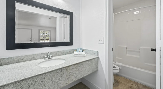 Четырёхместный номер Standard с видом на воду Charleston Creekside Inn