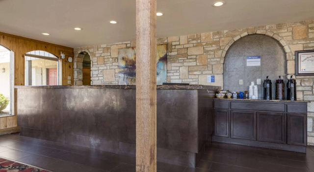 Best Western Sunday House Inn, Забронировать Отель Керрвилл Texas Hill Country