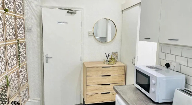 Lovely Estelle Studio Apartment by CityNest