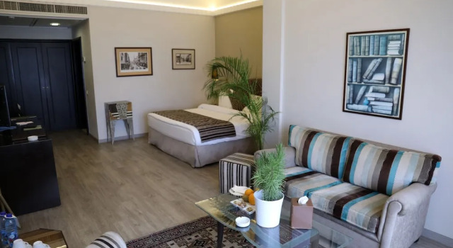 Двухместный полулюкс с частичным видом на море Warwick Palm Beach Hotel