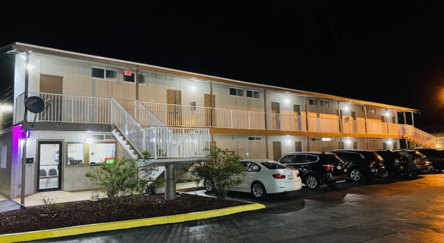 Host Inn, Забронировать Мини-отель Дейтона-Бич Daytona Beach Area, рядом с Теннисный центр City Island