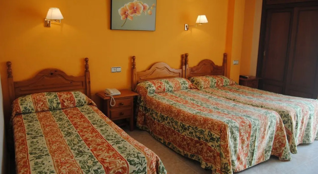 Трёхместный семейный номер Standard с балконом Hostal Italia
