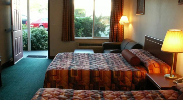 Четырёхместный номер Standard Express Inn & Suites Eugene