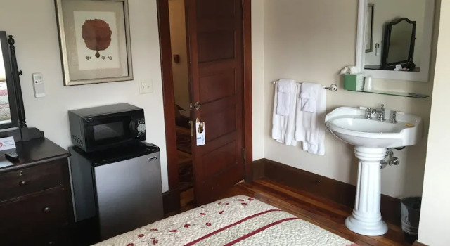 The Rebekah Inn, Забронировать Гостевой дом Гостевые дома Олд-Орчард-Бич, рядом с Парк развлечений Palace Playland, Гостевой дом