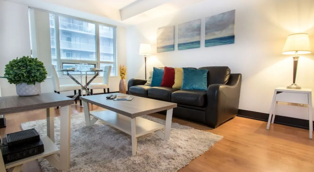 Номер Standard c 1 комнатой с балконом и с видом на город MiCasa Suites - Stylish Condo in the Heart of Downtown