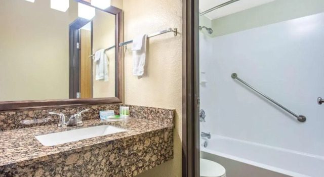 Двухместный номер AmericInn by Wyndham Chippewa Falls