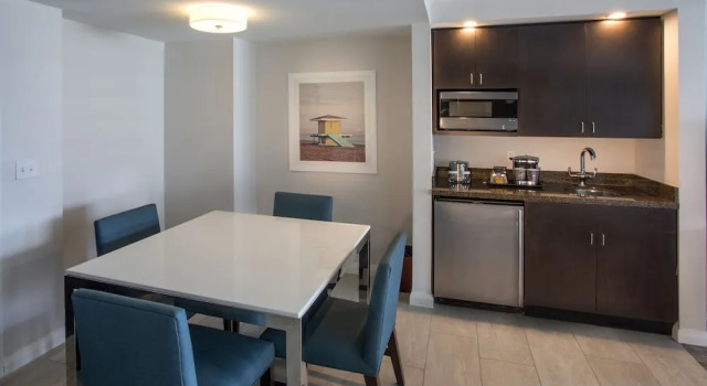 Люкс с балконом DoubleTree Resort by Hilton Hollywood Beach