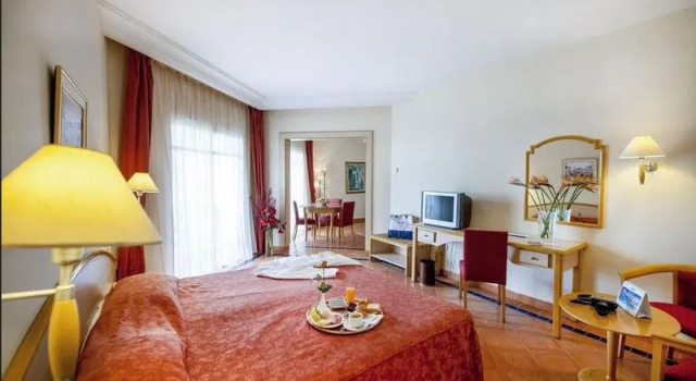 Двухместный номер Standard с балконом и с видом на бассейн Medina Belisaire And Thalasso
