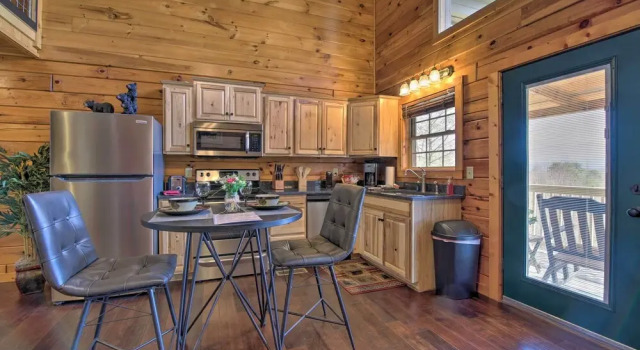 Коттедж Gatlinburg Cabin w/ Pool Table & Hot Tub!