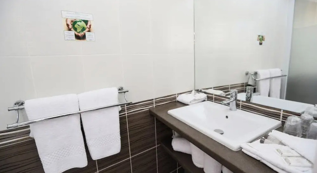 Семейный номер Comfort Brit Hotel Confort Le Revest Sainte-Maxime