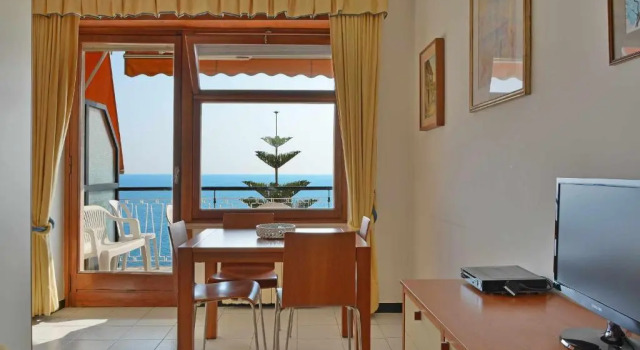 Апартаменты Appartamento in locazione sul mare ad Ospedaletti con piena vista mare