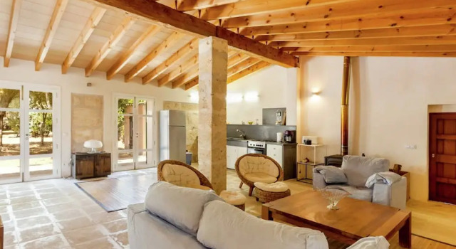 This finca has its own private access to the beautiful sandy beach Es Trenc, Book Hotel Campos 