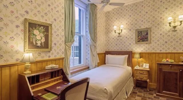 Номер Executive The Ambassador Hotel