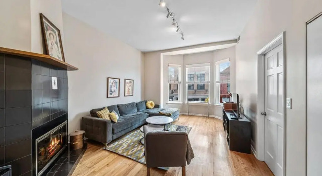 Lincoln Park 2 bedroom condo with Mid-Century Flair, Забронировать Отель Линкольн-парк Чикаго, рядом с St. Josaphat Church