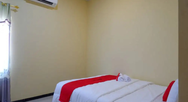 RedDoorz near Alun Alun Pati