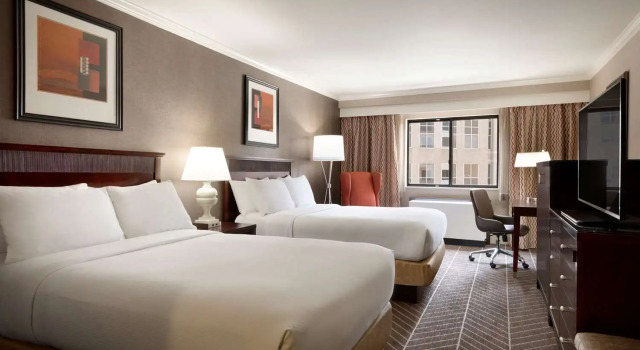 Четырёхместный номер Standard Hilton Arlington