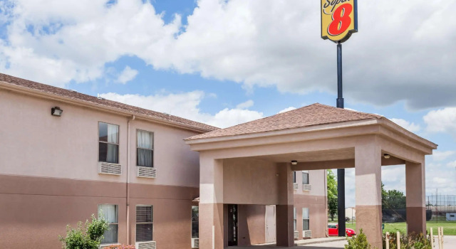 Кровать в общем номере Super 8 by Wyndham Harrisburg