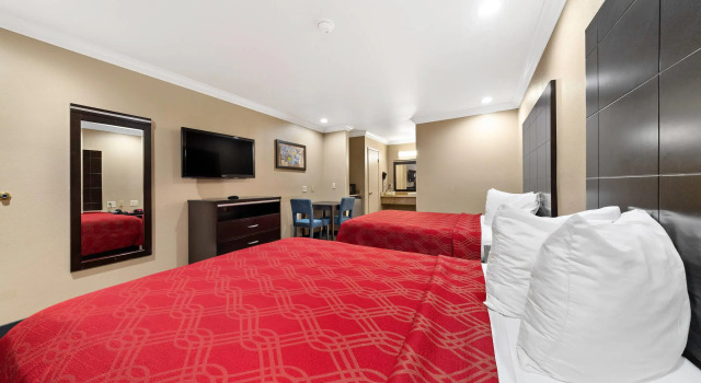 Четырёхместный номер Standard Econo Lodge Inn & Suites Escondido Downtown